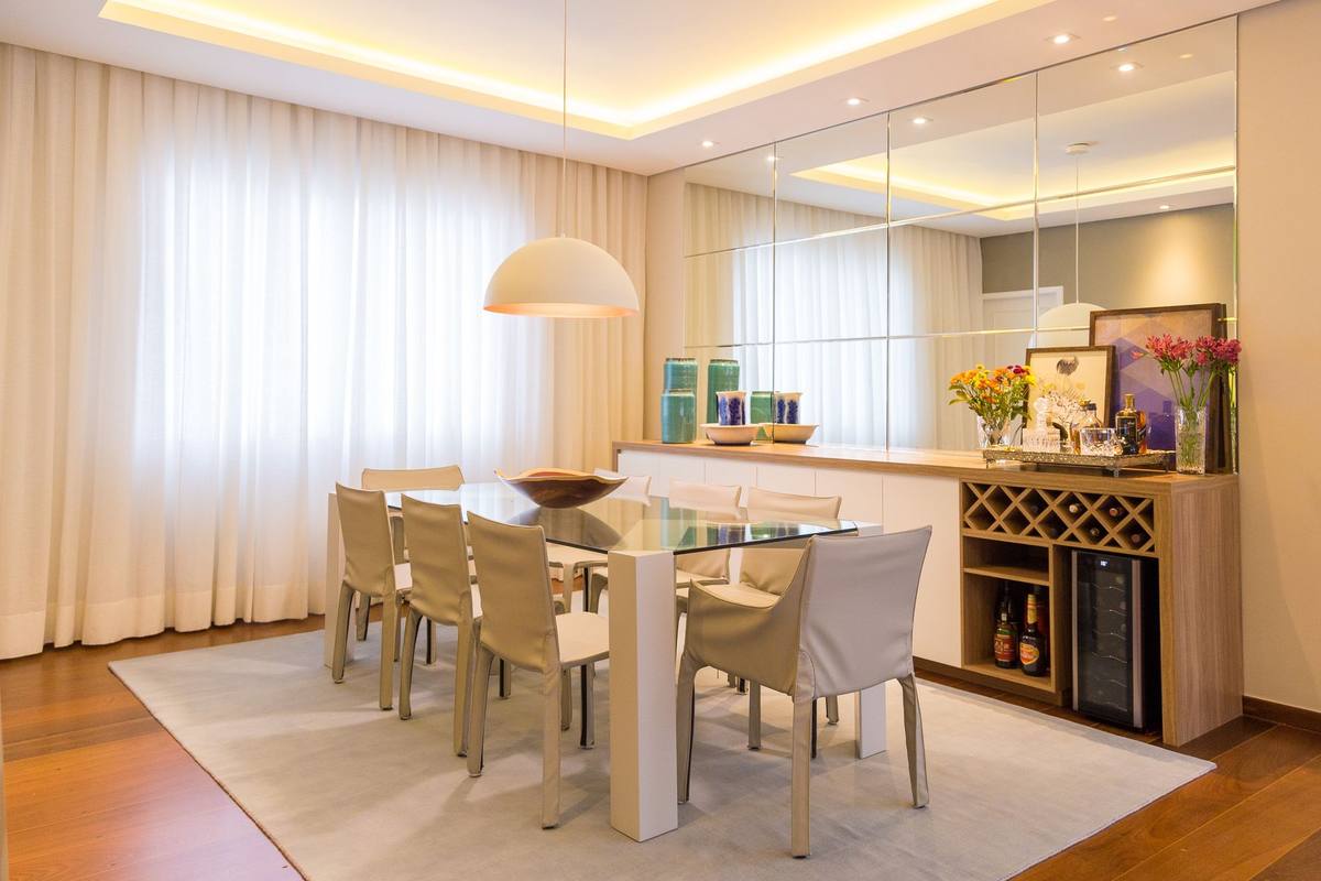 Sala de jantar com espelhos, adega e sanca iluminada